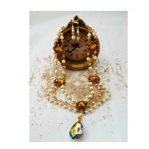 Woman's Handmde Necklace Set